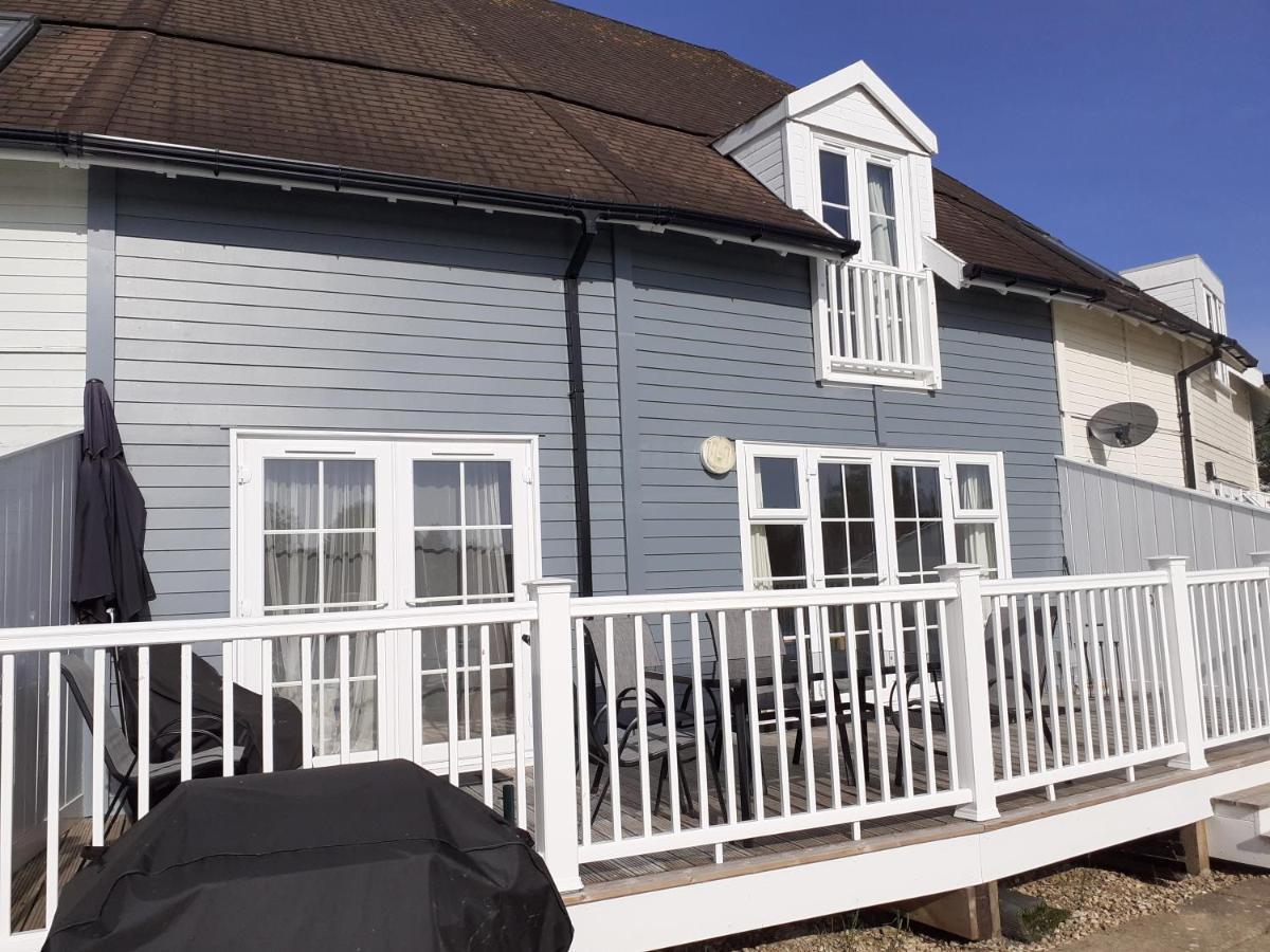 Nyhavn Lakeside Cottage Cirencester Buitenkant foto