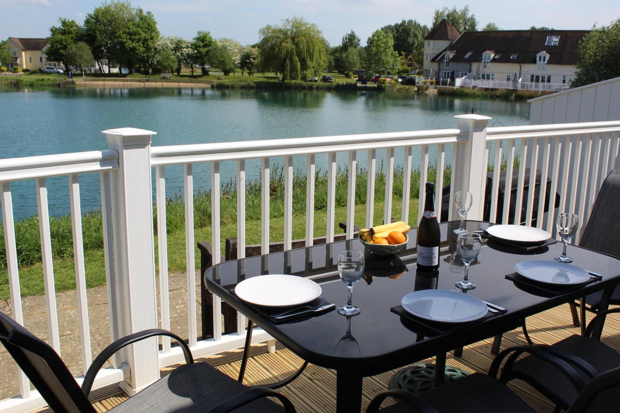 Nyhavn Lakeside Cottage Cirencester Buitenkant foto