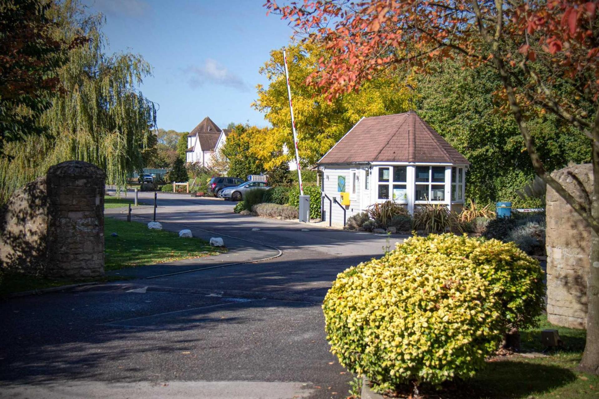 Nyhavn Lakeside Cottage Cirencester Buitenkant foto