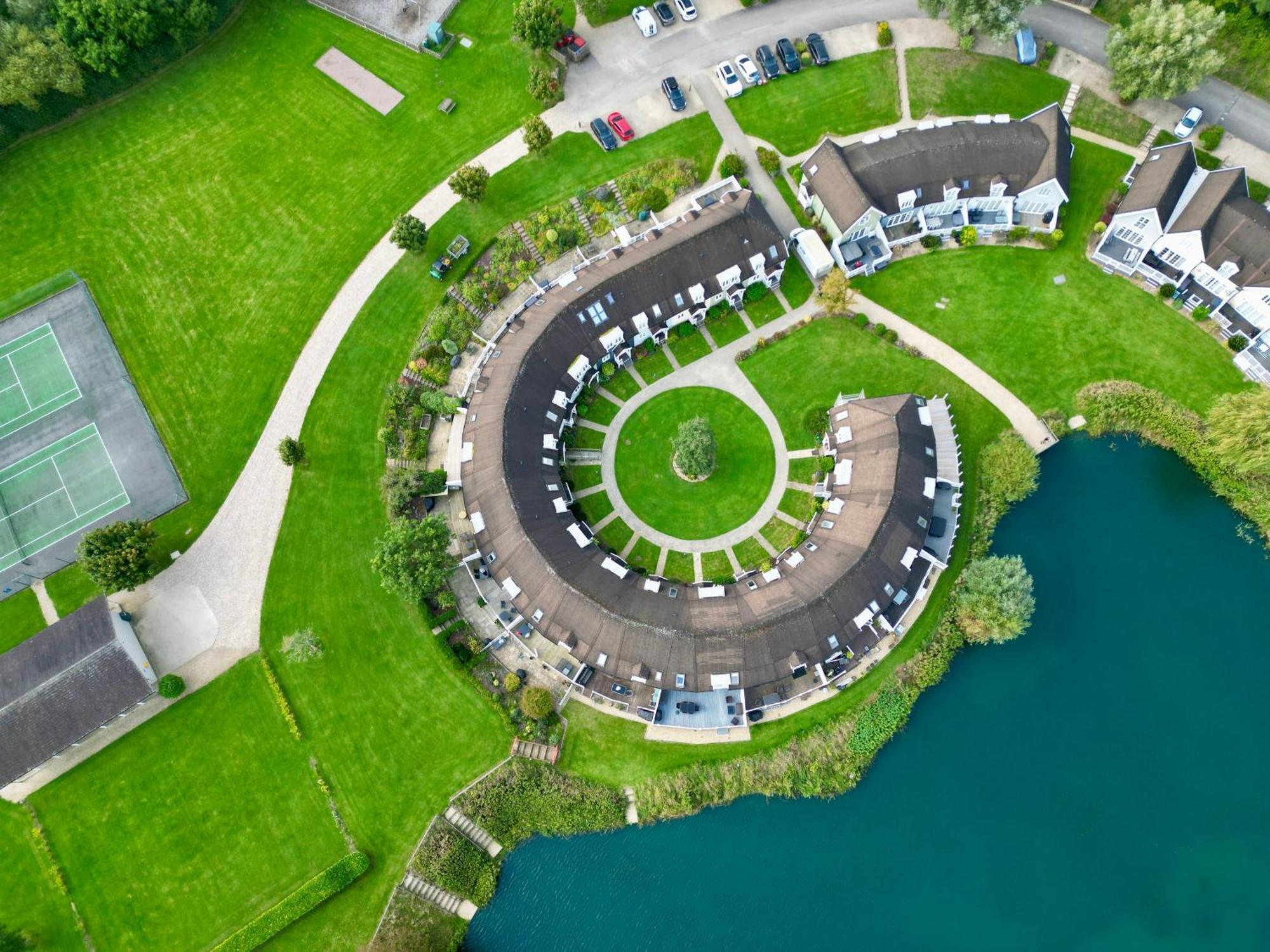 Nyhavn Lakeside Cottage Cirencester Buitenkant foto