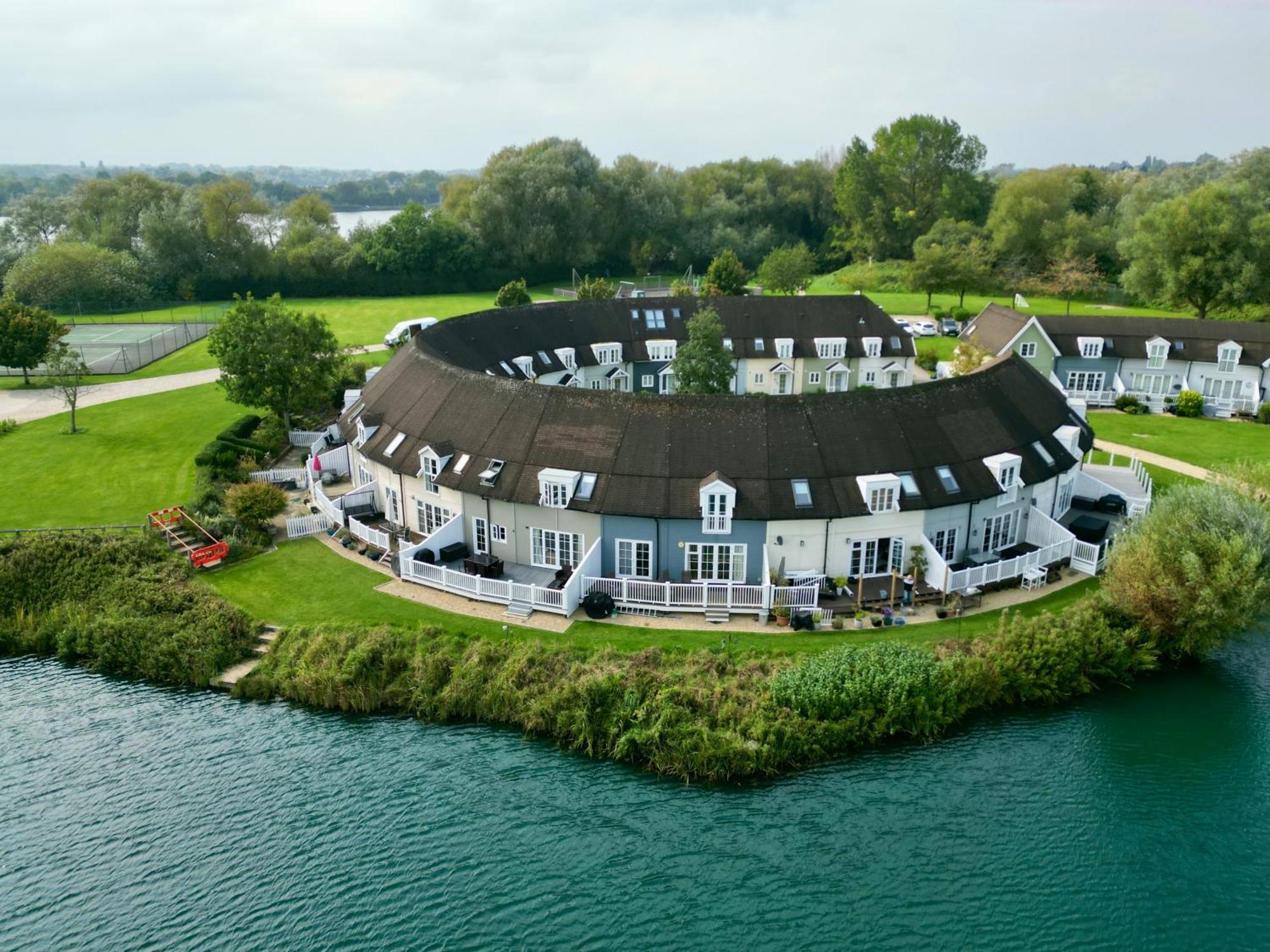 Nyhavn Lakeside Cottage Cirencester Buitenkant foto