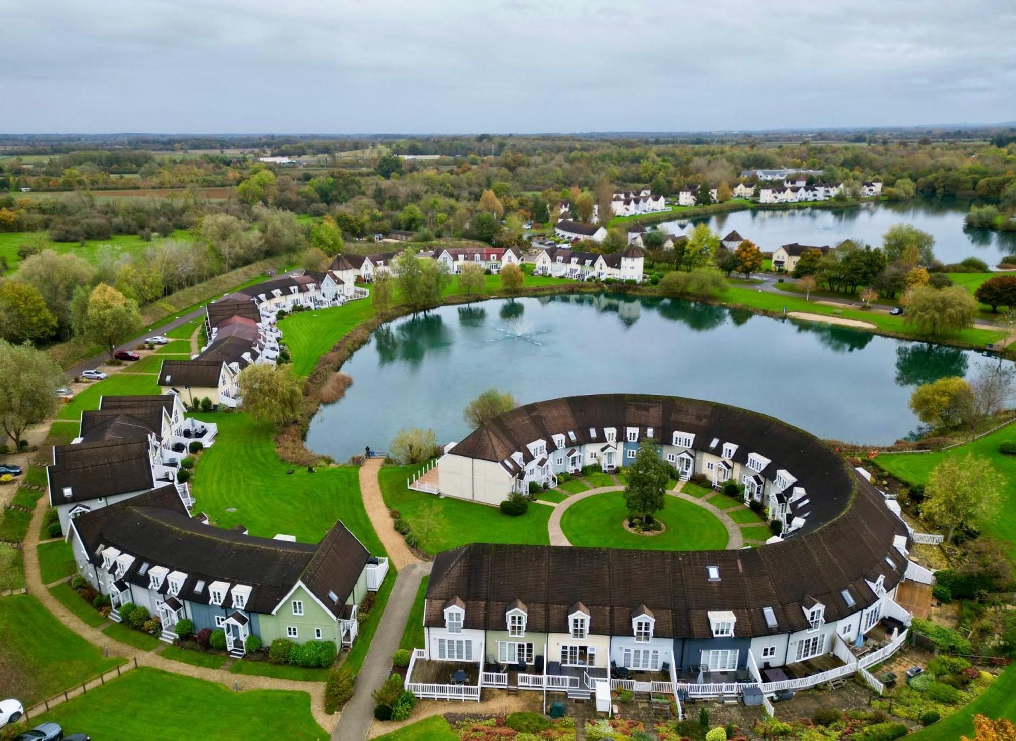 Nyhavn Lakeside Cottage Cirencester Buitenkant foto