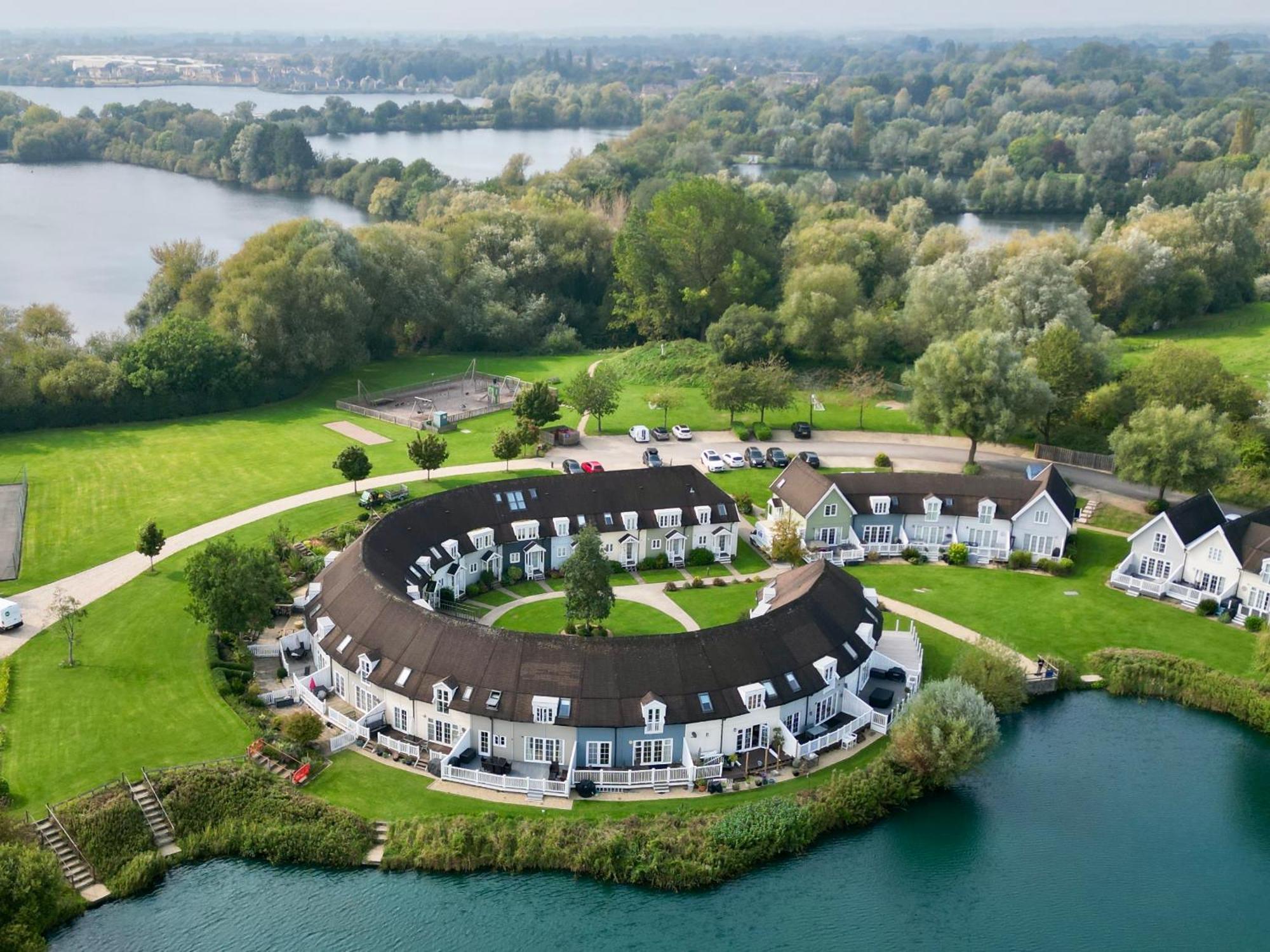 Nyhavn Lakeside Cottage Cirencester Buitenkant foto